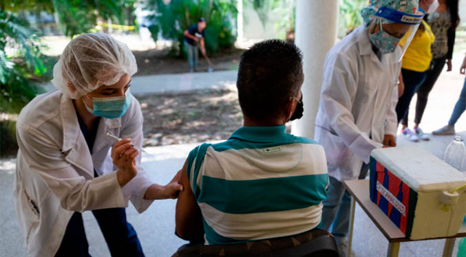 Sociedad Venezolana de Infectología cuestiona falta de información sobre tercera dosis