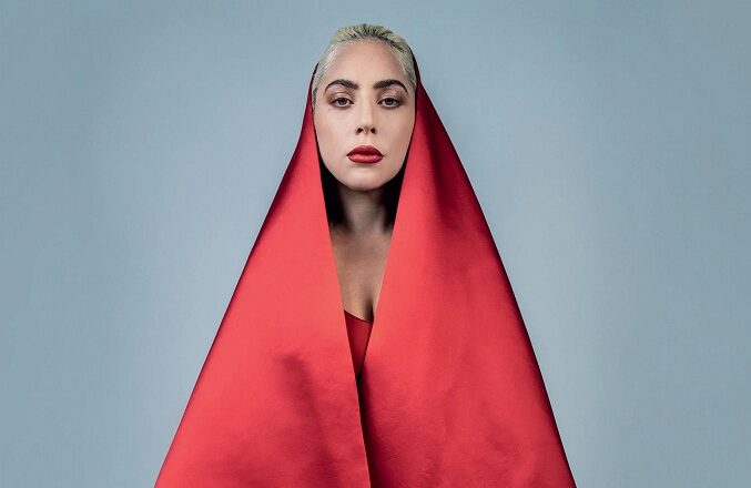 Lady Gaga posa con su peculiar estilo en «W magazine»