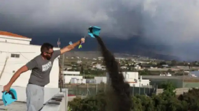Los vecinos del volcán de La Palma vuelven a sus casas a pelear contra un mar de ceniza