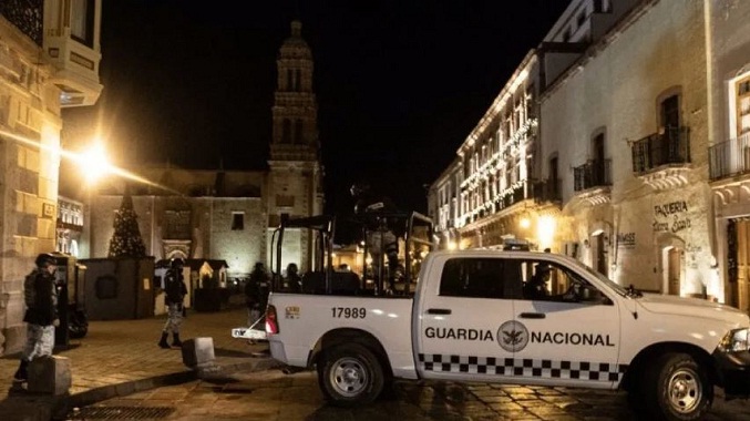 Abandonan camioneta con 10 cuerpos en la plaza de una ciudad mexicana