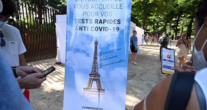 Francia aprueba pasaporte de vacunación para acceder a lugares públicos