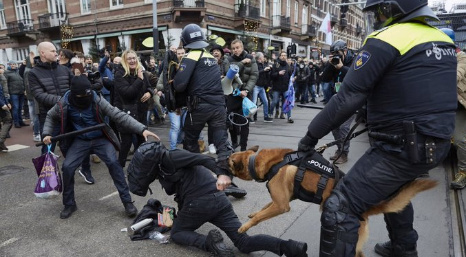 Choques con la policía en Ámsterdam en protestas contra las restricciones (Video)