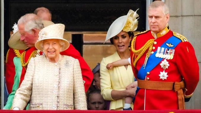 La reina retira títulos militares al príncipe Andrés por escándalo sexual