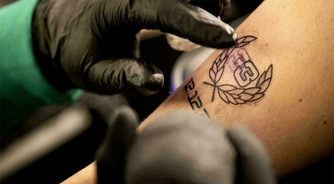 La UE prohíbe productos químicos peligrosos en la tinta de tatuajes