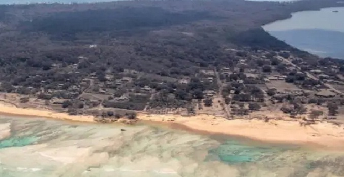 Tonga evacúa a 150 residentes de 2 islas afectadas por erupción y tsunami