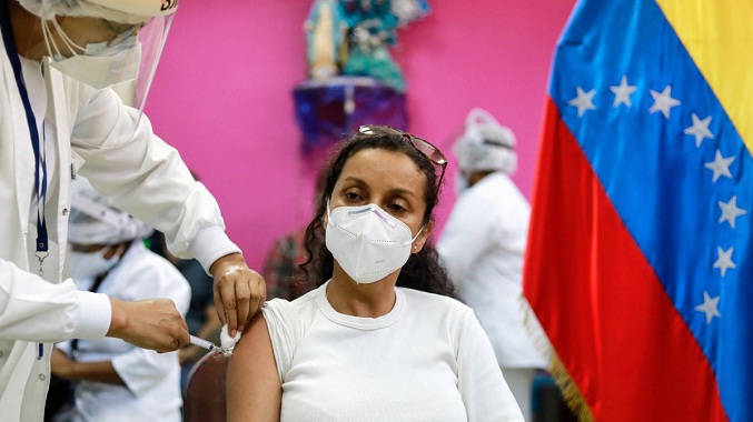 Venezuela administra la tercera dosis anticovid entre críticas y opacidad