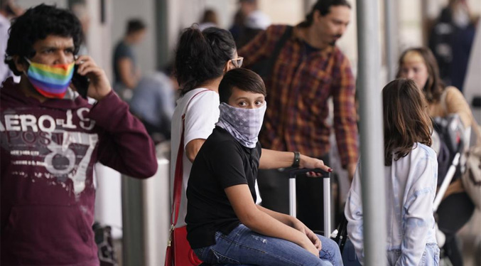 Nevadas y pandemia provocan más cancelaciones de vuelos