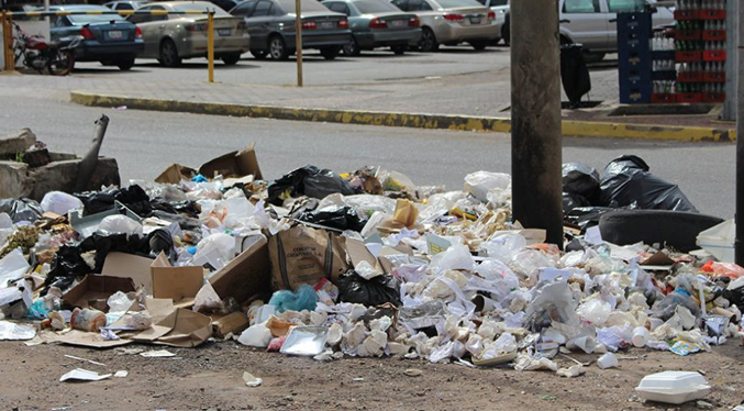 Polimaracaibo detiene a conductor de un camión por arrojar basura en vía pública