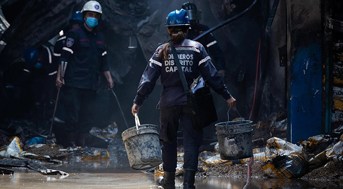 Bomberos venezolanos, inventiva y audacia para salvar al oficio de la crisis