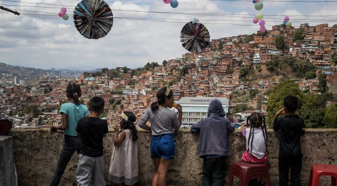 Madres utilizan el ingenio para celebrar el carnaval en Venezuela