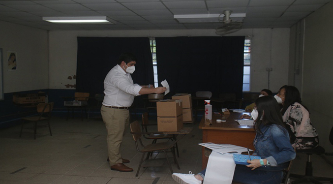 Presidente de Costa Rica vota y pide a la gente acudir a las urnas