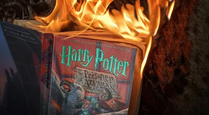 Párroco de EEUU celebra quema de libros de Harry Potter por «brujería»