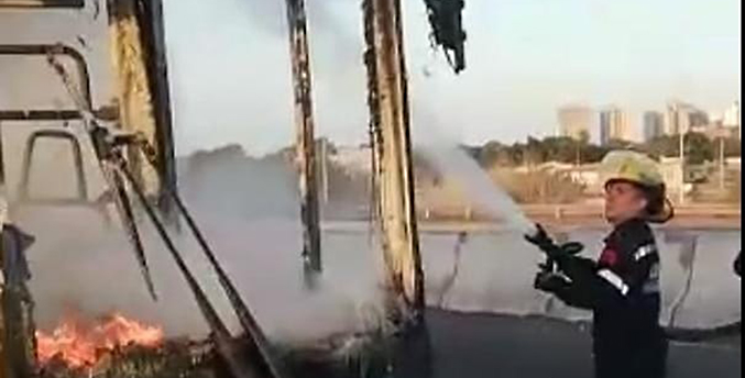Arde en llamas autobús Yutong en el Distribuidor Humberto Fernández Morán  (+Video)