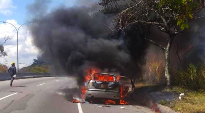 Vehículo incendiado en la Cota Mil desata el fuego en el Ávila