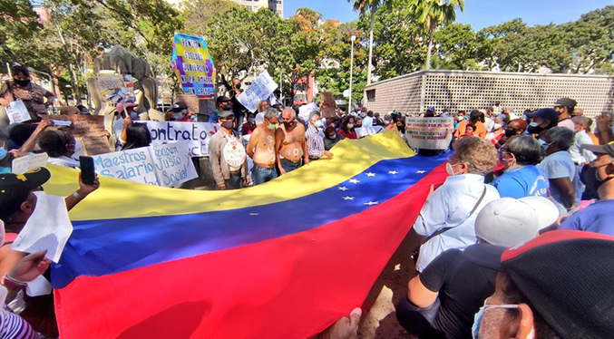 Maestros y jubilados marchan en Caracas por salarios dignos