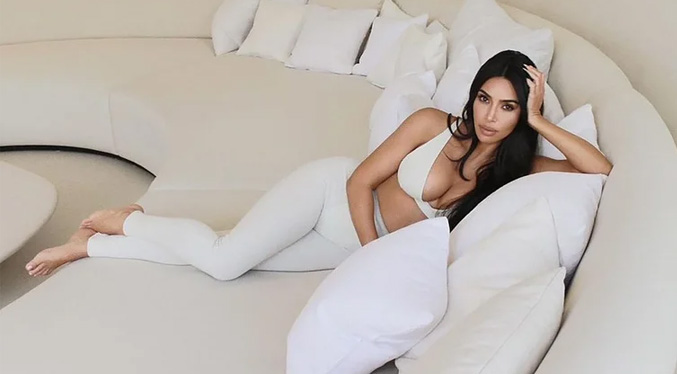 Conozca el precio de la flota de vehículos de lujo minimalistas que tiene Kim Kardashian