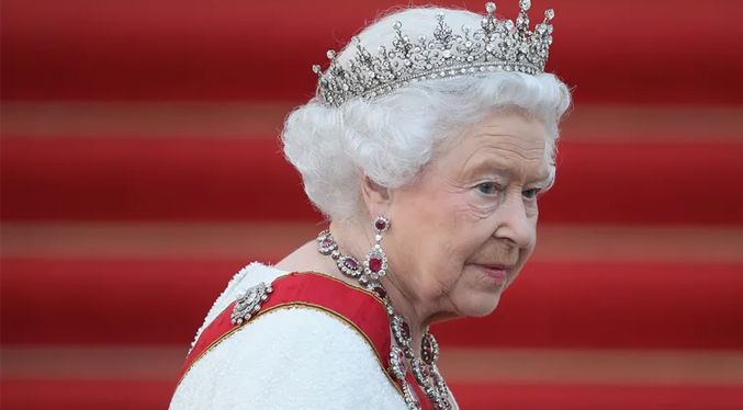 La reina Isabel II podría ser tratada con fármacos antivirales por el COVID-19