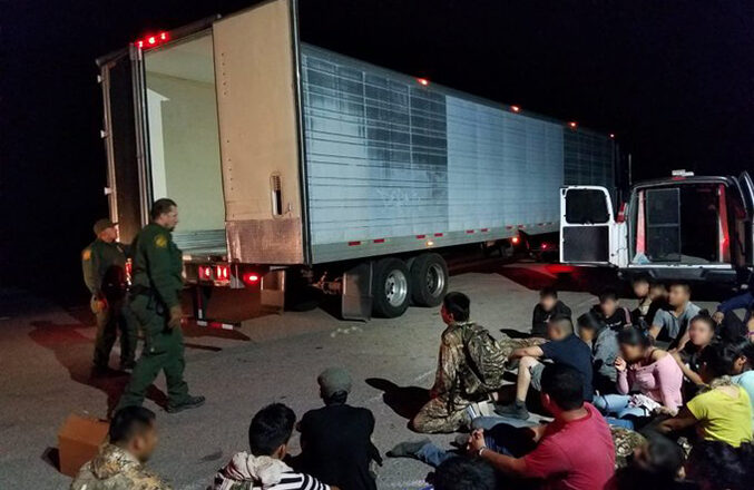Hallan a más de 300 migrantes hacinados en un tráiler al sur de México