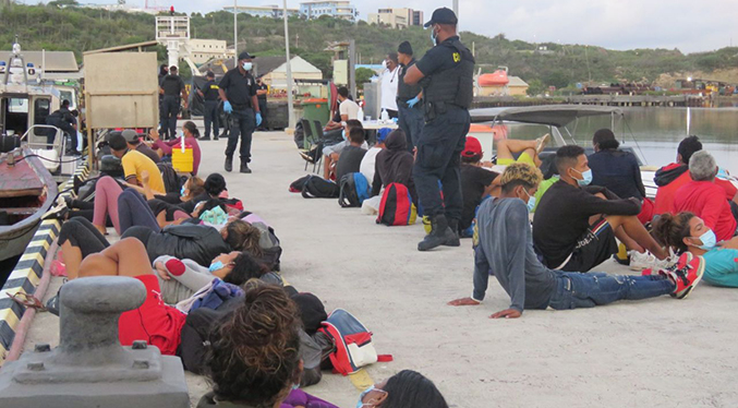 Curazao ayuda a una embarcación con 13 migrantes venezolanos