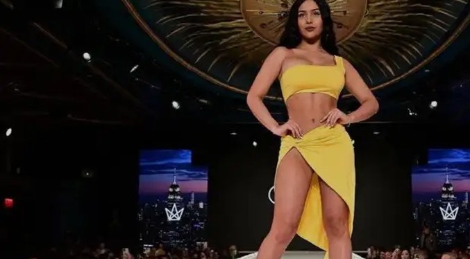 Venezolana captura miradas al desfilar y bailar al ritmo de Celia Cruz en Nueva York (Video)