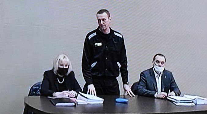 Navalny es enjuiciado nuevamente desde la prisión donde cumple condena
