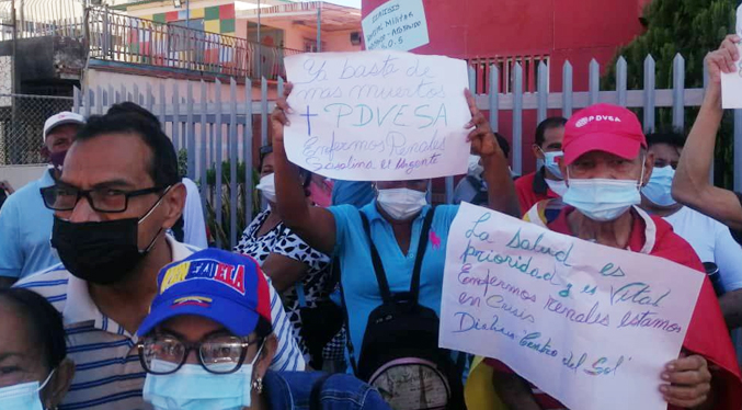 Representantes de 12 unidades de diálisis de Zulia protestan en PDVSA por gasolina (Videos)