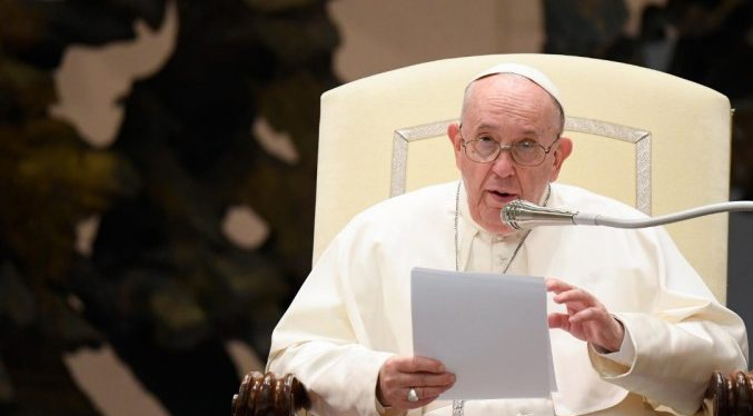 El Papa modifica algunas normas del Código de Derecho Canónico que permite una “sana descentralización”