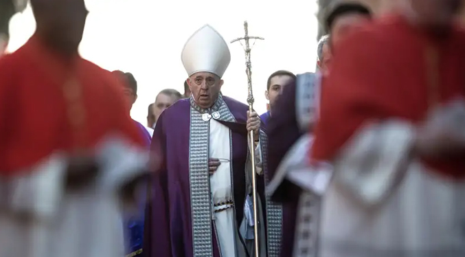 El Papa no presidirá la misa del Miércoles de Ceniza por problemas en la rodilla