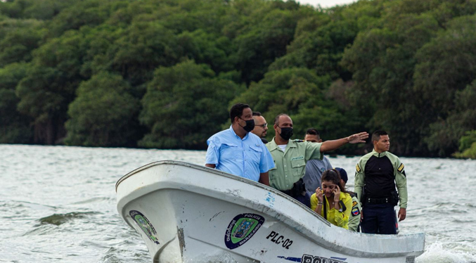 Alcalde Ramírez acompaña en peñero a pescadores por costas de Maracaibo