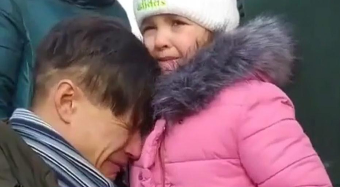 Padre ucraniano se despide entre lágrimas de su hija (Video)