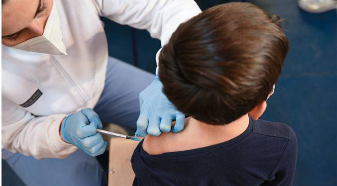Una veintena de niños recibe por error la vacuna contra el coronavirus de Moderna