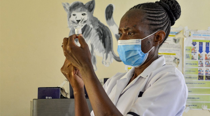 Primera vacuna contra la malaria resulta positiva en Kenia