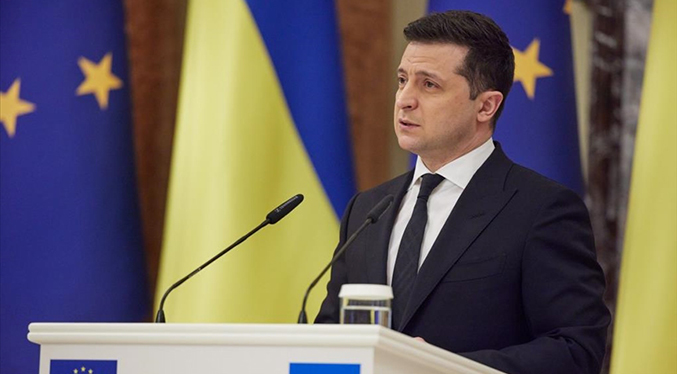 El presidente de Ucrania dice que quiere “la paz” y llama a contener a Rusia