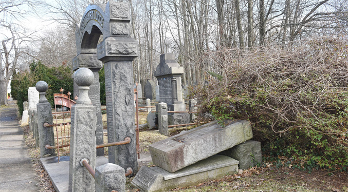 Madre hispana muere al caerle una lápida trabajando en cementerio en Nueva York