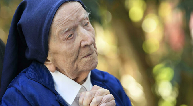 La decana de Francia celebra su 118º cumpleaños con oporto y cierto cansancio