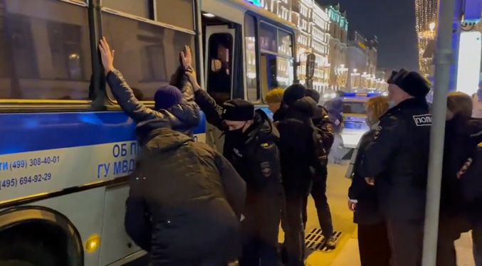 Detienen a más de 800 personas en Rusia por protestar contra invasión en Ucrania