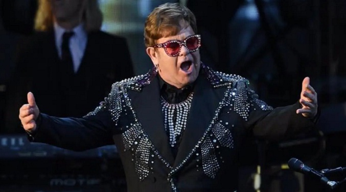 Elton John se solidariza con ucranianos durante concierto en Nueva Jersey