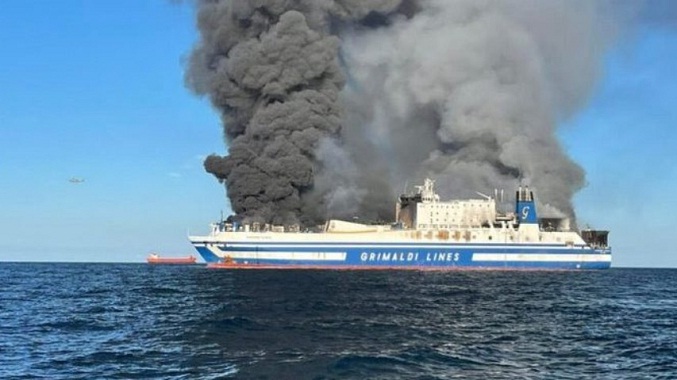 Rescatan con vida a dos hombres atrapados en ferry incendiado en Grecia