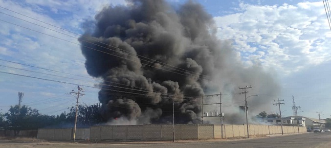 Reportan incendio en antigua empresa de plástico de la Zona Industrial de Maracaibo (Fotos+videos) 