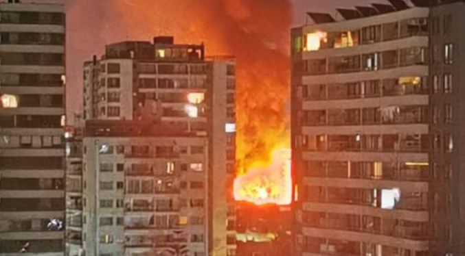 Evacuadas 1.500 personas tras voraz incendio en Santiago de Chile (Videos)