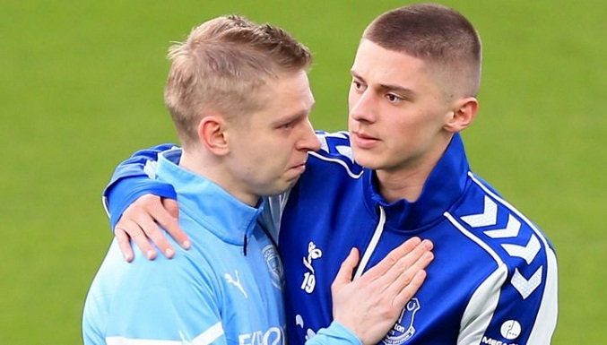 El emotivo abrazo entre los jugadores ucranianos en la previa de Manchester City y Everton