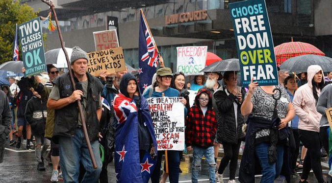 Policías de Nueva Zelanda chocan con manifestantes antivacunas