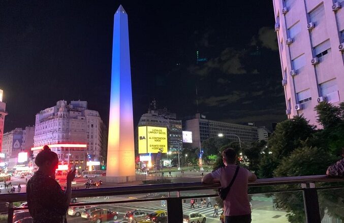 El Obelisco de Argentina es iluminado con los colores de la bandera de Ucrania