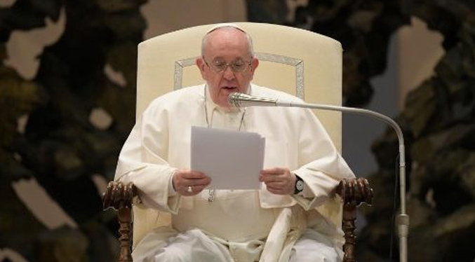 Papa Francisco pide diálogo en la crisis de Ucrania y dice que “la guerra es una locura”