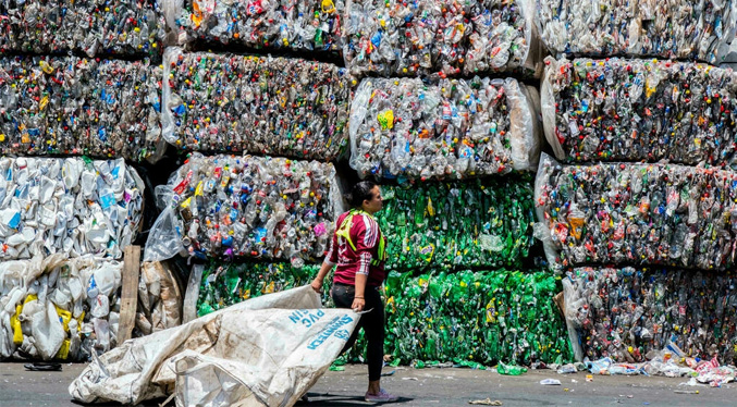 Menos del 10 % del plástico es reciclado, critica la OCDE