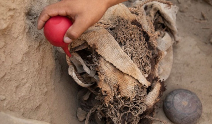 Suben a ocho los niños sepultados en aparente sacrificio en Cajamarquilla, Perú