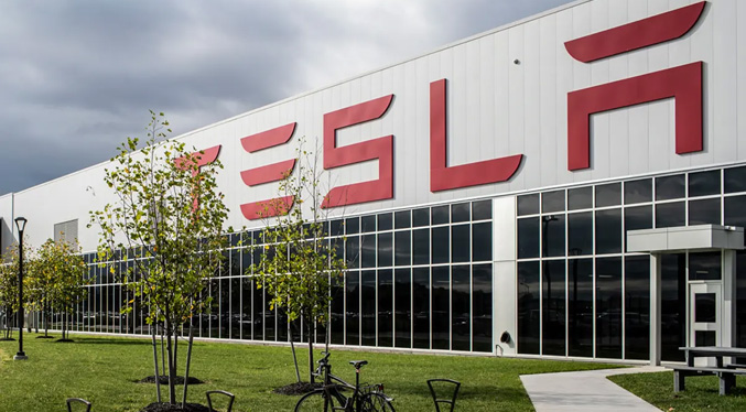 Tesla pide a sus accionistas que aprueben el pago de miles de millones de dólares a Musk