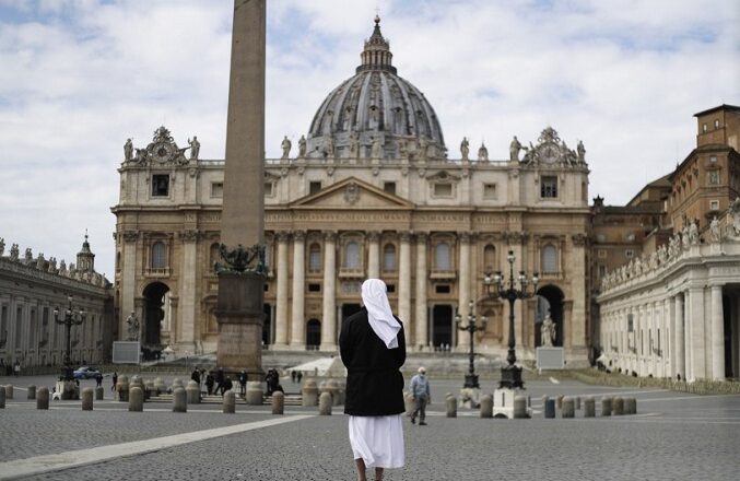 Vaticano refuerza normas contra abusos sexuales e incluye a los laicos