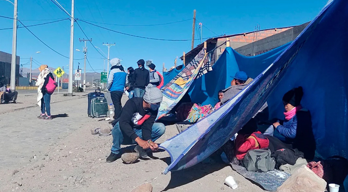 Desalojan a venezolanos de las carpas en la frontera chilena