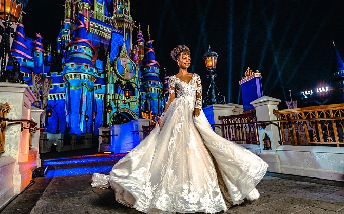 Disney lanza vestido de novia en honor a los 50 años de Walt Disney World (Fotos)